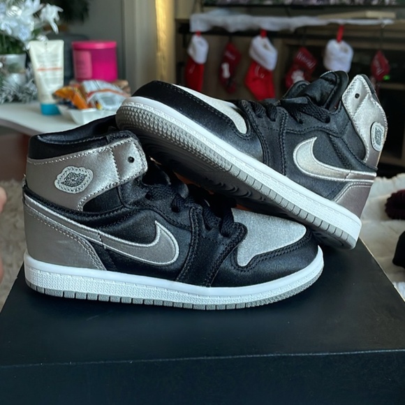Air Jordan 1 Retro High OG “Satin Shadow”